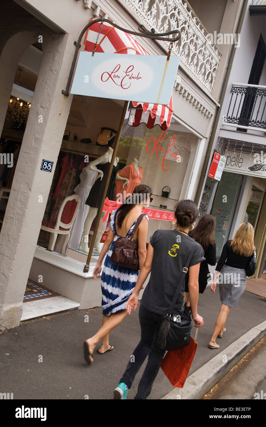 Frauen suchen die Mode-Boutiquen auf der William Street in Paddington. Sydney, New South Wales, Australien Stockfoto