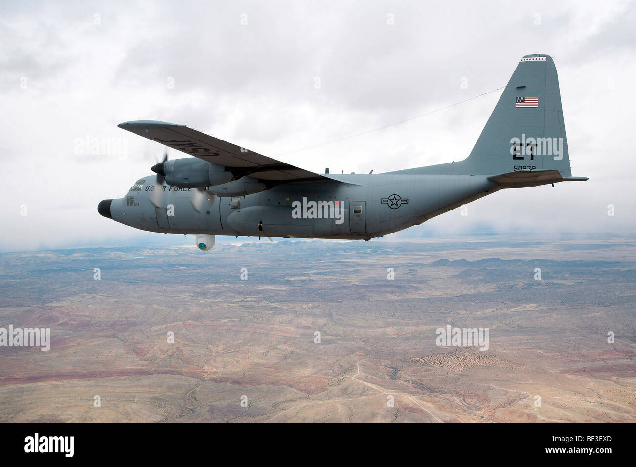 Ein c-130 Hercules fliegt durch den Himmel. Stockfoto
