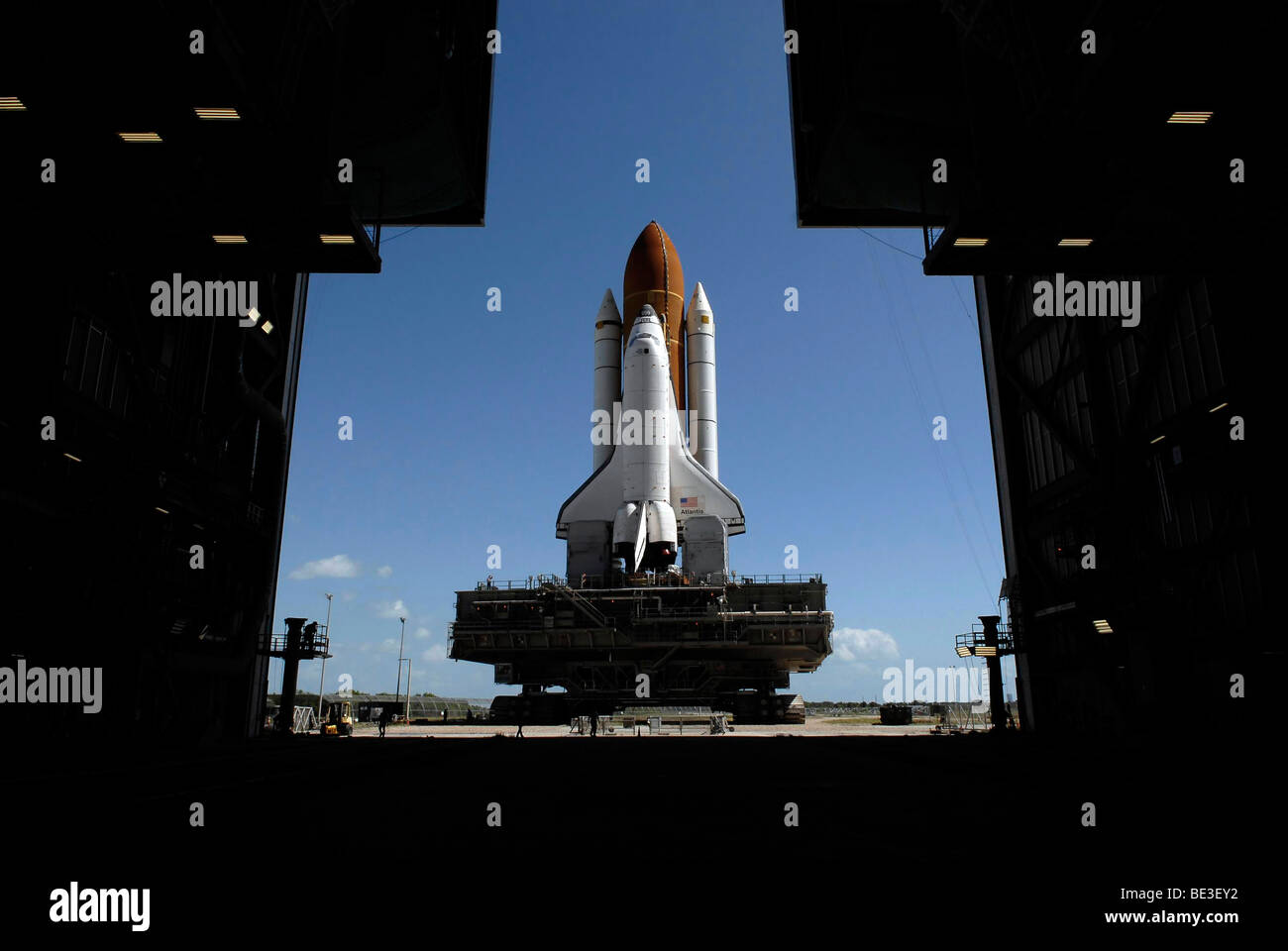 Atlantis rollt in Richtung der offenen Türen von Vehicle Assembly Building am Kennedy Space Center. Stockfoto