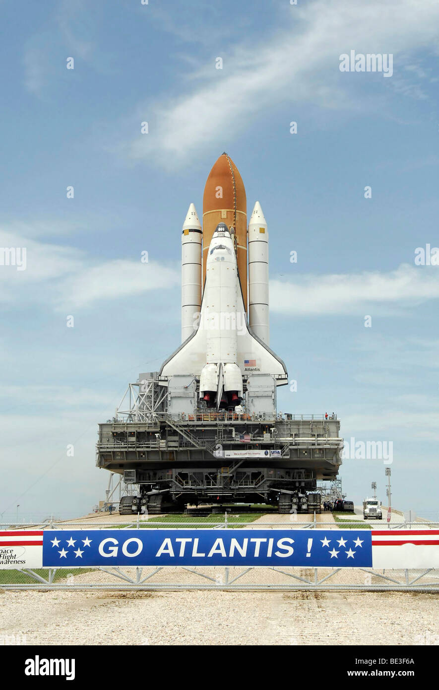 Space Shuttle Atlantis nähert sich der Spitze der Startrampe 39A am Kennedy Space Center. Stockfoto
