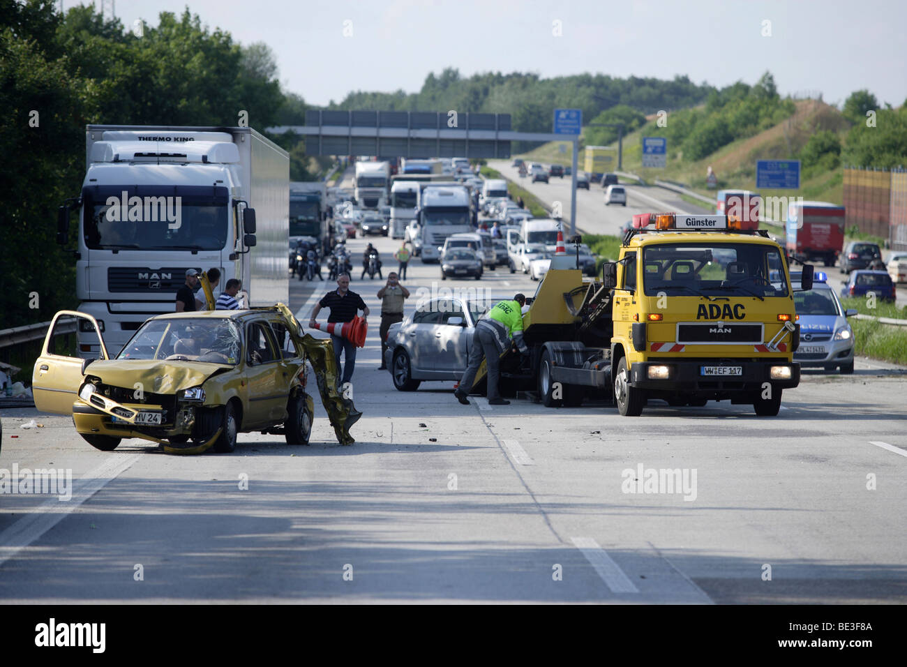 Abschleppdienst in Aktion nach einem Unfall auf der Bundesautobahn 3 Autobahn in der Nähe von Dernbach, Rheinland-Pfalz, Deutschland, Europa Stockfoto