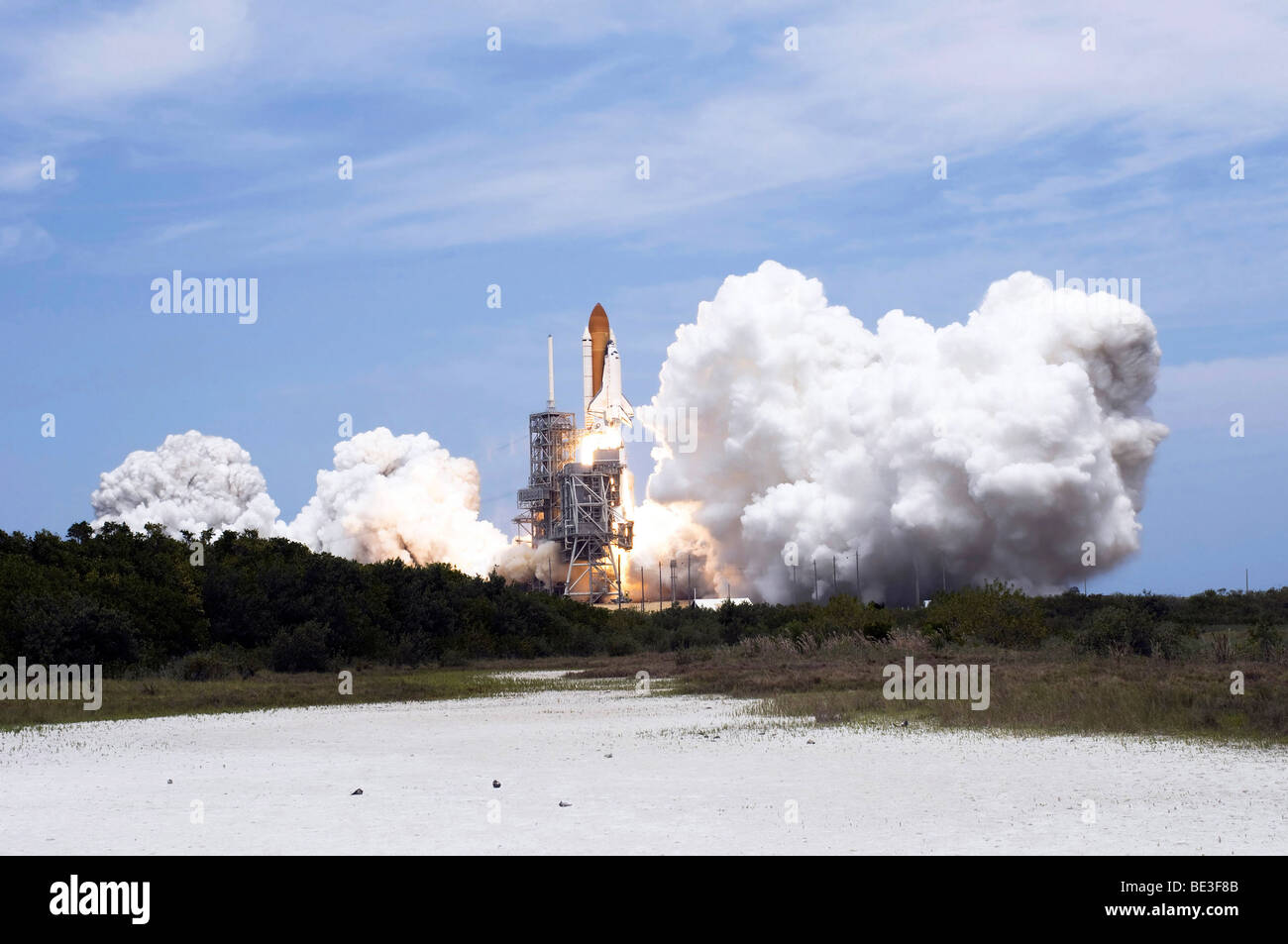 Space Shuttle Atlantis hebt sich ab von der Startrampe in Richtung Erdumlaufbahn. Stockfoto