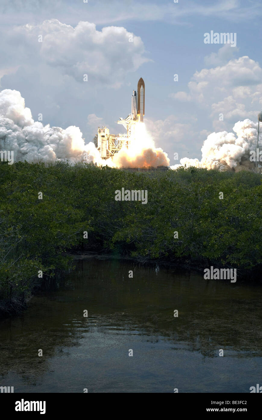 Space Shuttle Atlantis hebt sich ab von der Startrampe. Stockfoto