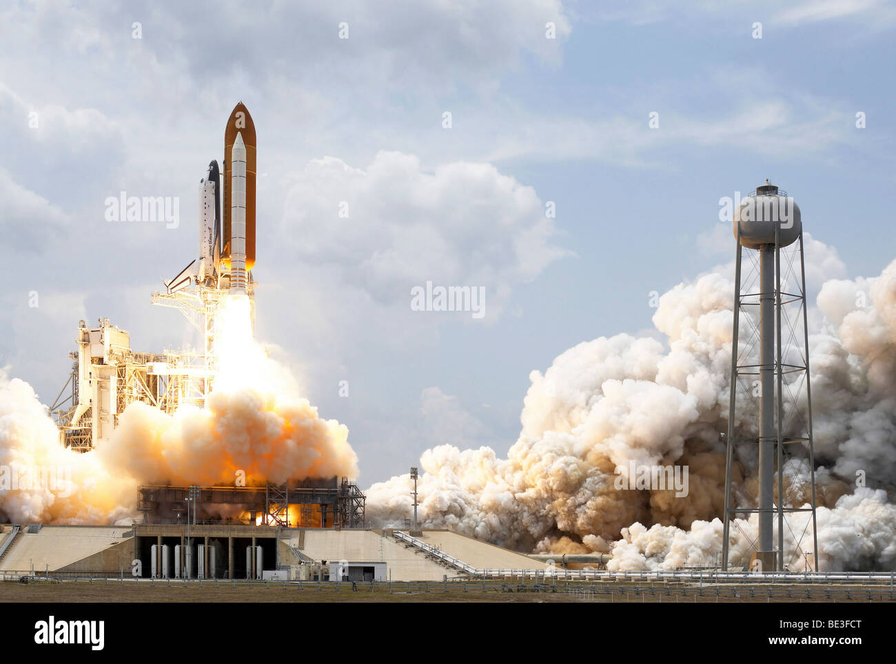 Space Shuttle Atlantis hebt sich ab von der Startrampe. Stockfoto