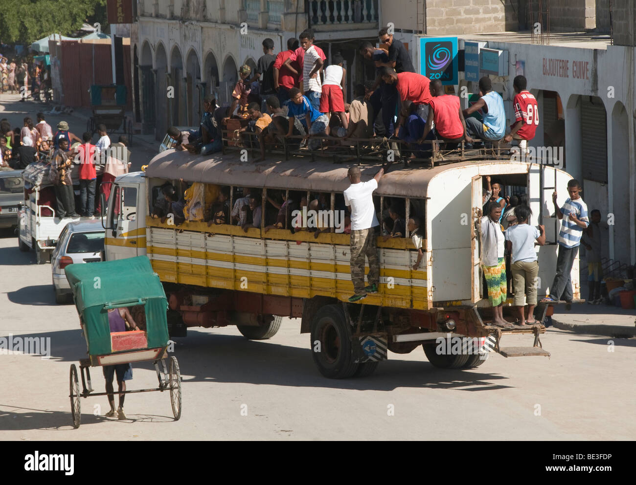 überfüllte Bussen sind die Norm in Tulear Madagaskar Stockfoto