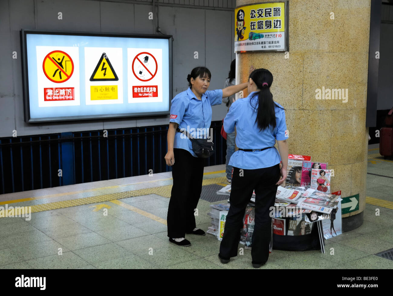 Zeitung von Herstellern, die in einer U-Bahn Station Plattform, Beijing CN Stockfoto