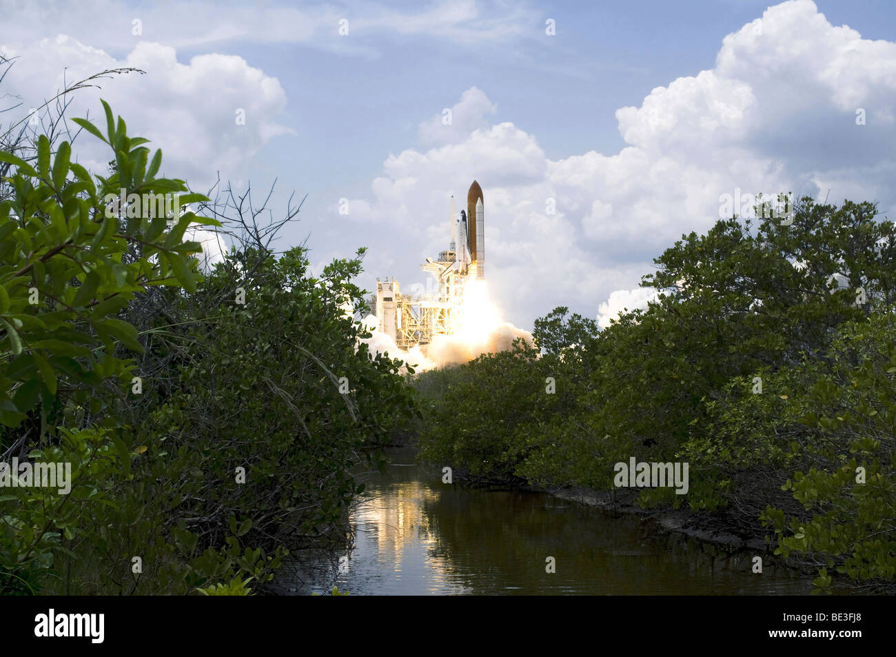 Space Shuttle Atlantis hebt sich ab von der Startrampe in Richtung Erdumlaufbahn. Stockfoto