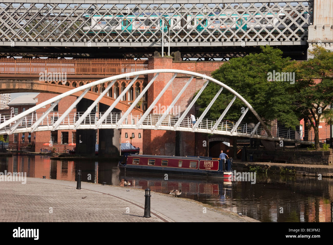 Castlefield Urban Heritage Park, Manchester, England, UK. Der Bridgewater Canal reflektieren Narrowboats und Krämerbrücke Stockfoto