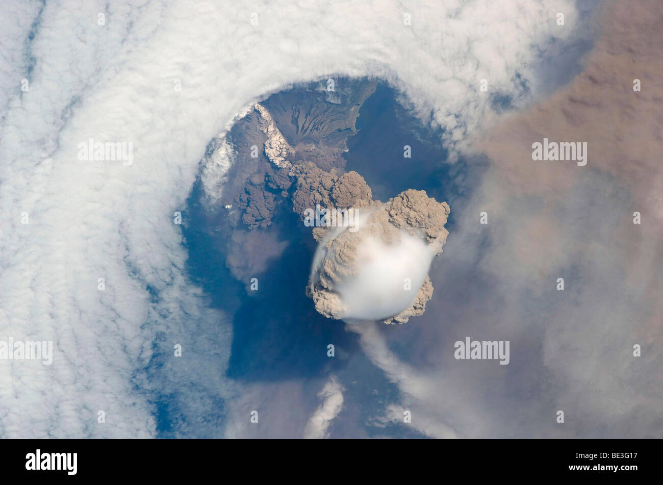 Ausbruch des Vulkans Sarytschew. Stockfoto