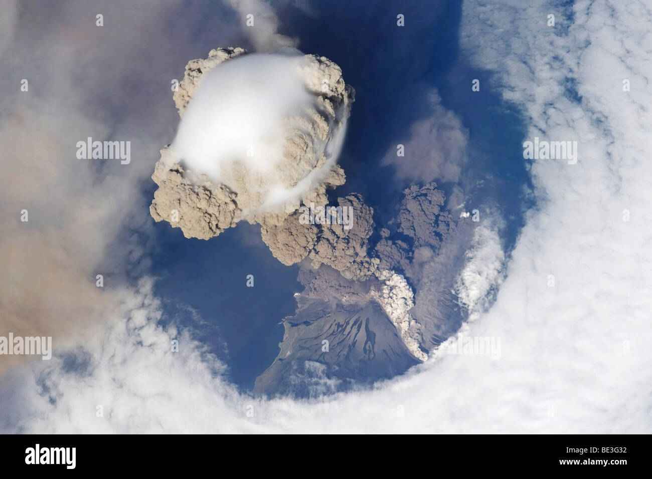 Ausbruch des Vulkans Sarytschew. Stockfoto