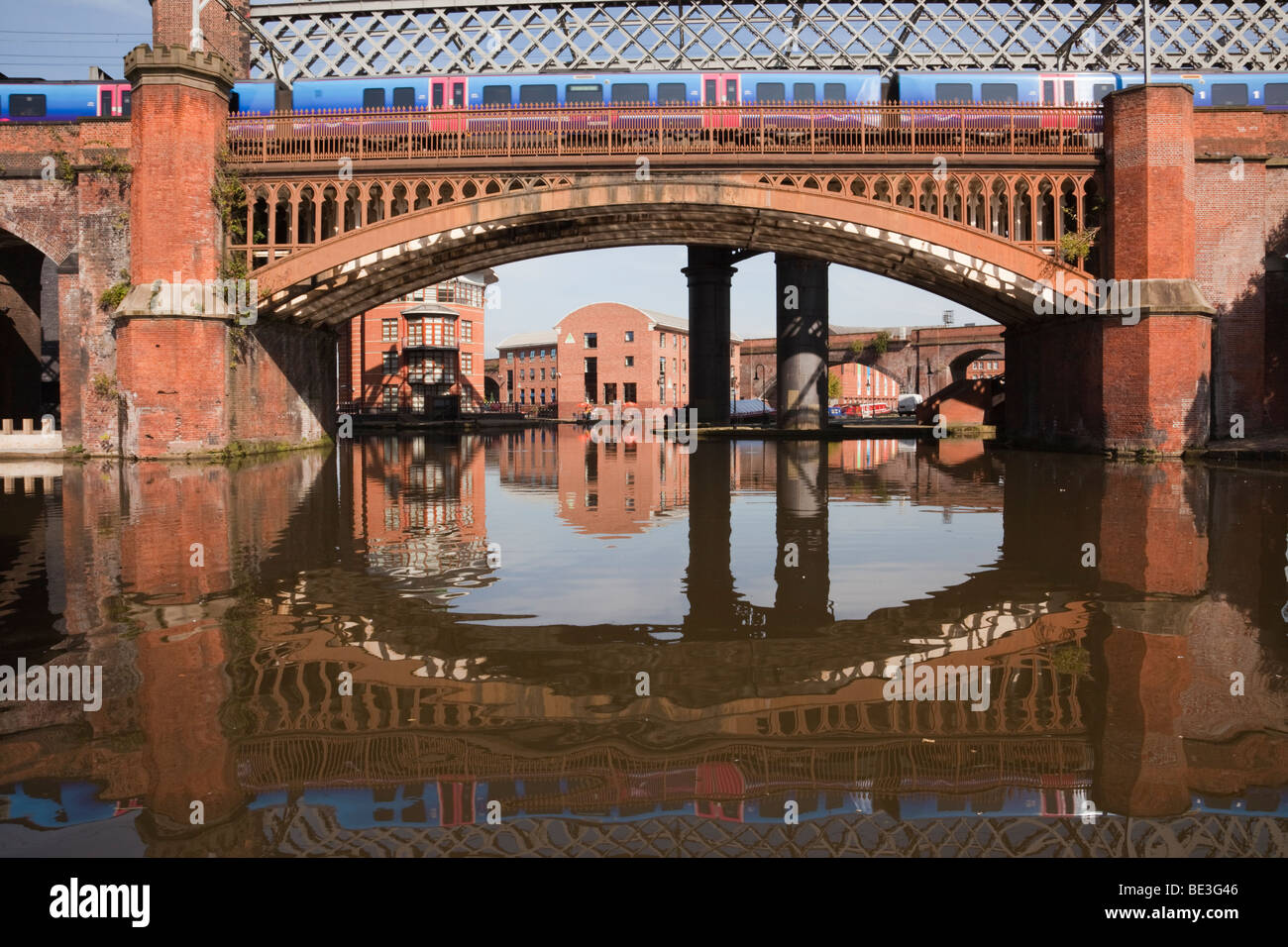 Bahnübergang viktorianischen Eisenbahnviadukt Brücke über Bridgewater Canal in Castlefield Urban Heritage Park Conservation Area. Manchester, England, UK. Stockfoto