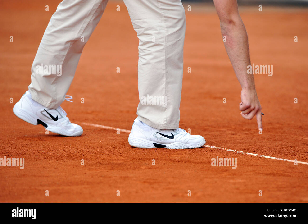 Umstrittenen Schiedsrichter-Entscheidung auf dem Tennisplatz, der Schiedsrichter zeigte auf Linie Stockfoto