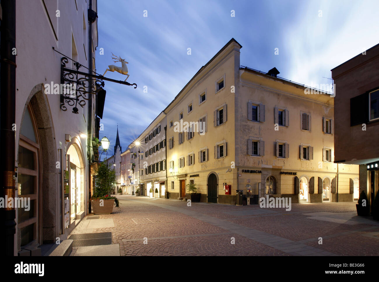 Gasse der Stadt mit alten Apotheke, Bruneck, Val Pusteria, Alto Adige, Italien, Europa Stockfoto