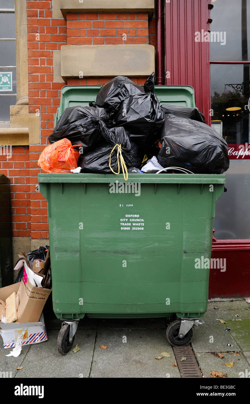 Überquellenden Mülleimer an einer Stadt Street, Oxford, England, Vereinigtes Königreich. Stockfoto