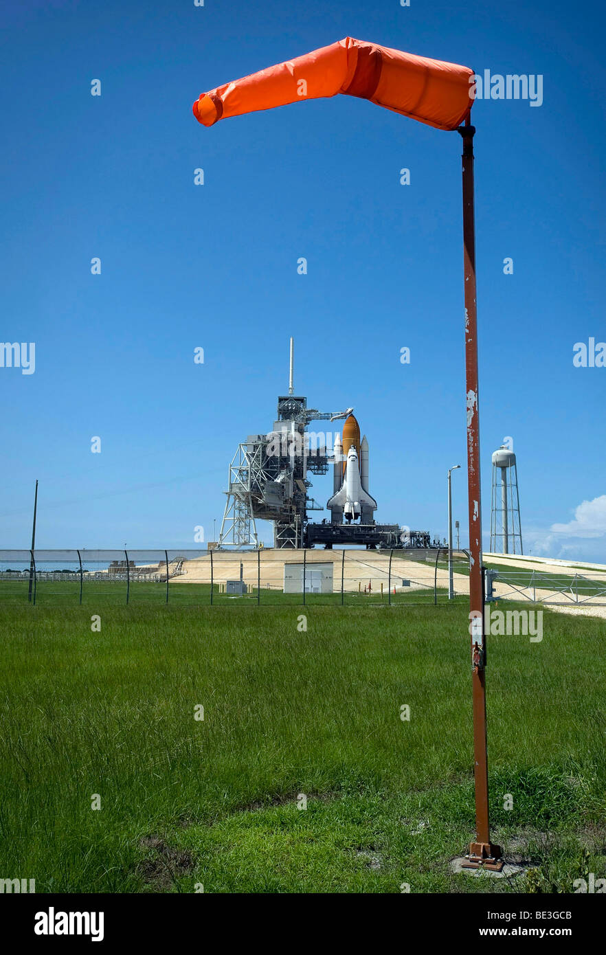 Space Shuttle Endeavour ist eingerahmt von einem Windsack an der Startrampe am Kennedy Space Center, Florida. Stockfoto