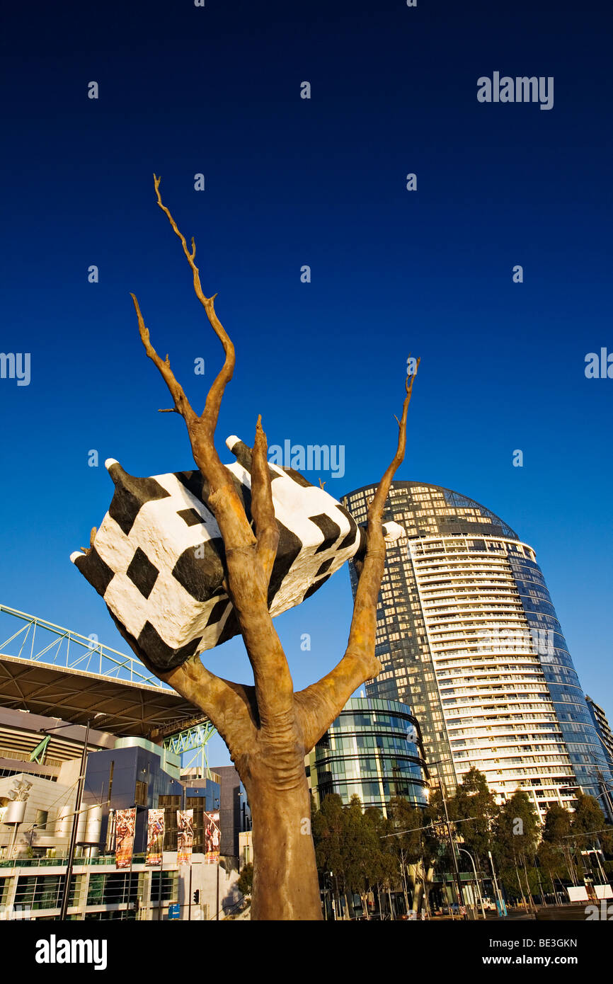 Melbourne Cityscape / Kuh ein Baum Skulptur in Melbourne Docklands.Melbourne Victoria Australien. Stockfoto