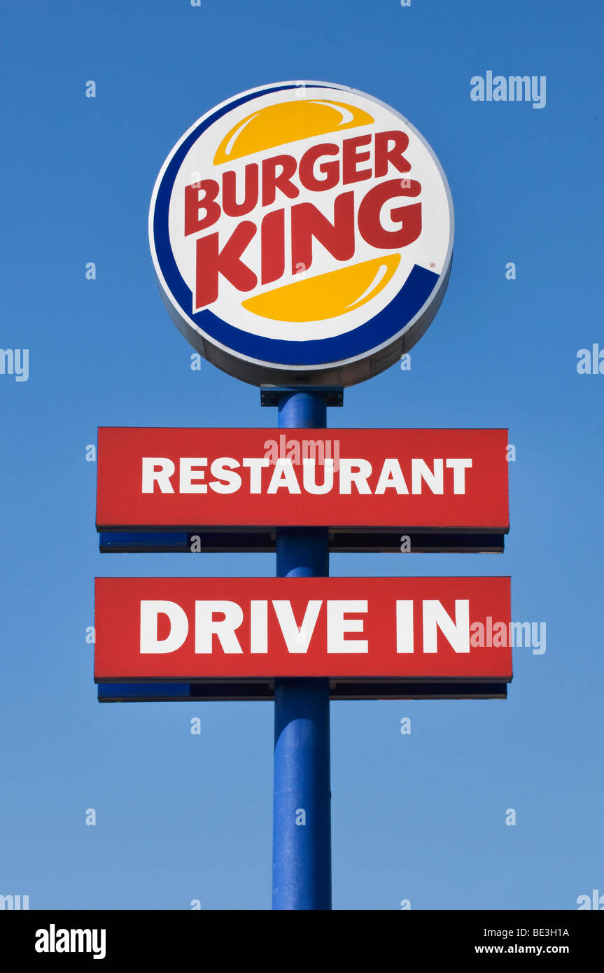 Schild mit Logo: Burger King, Restaurant, Drive In Stockfoto