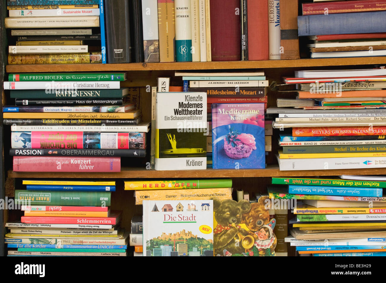 Bücherregal mit antiquarische Bücher, Buchmarkt Stockfoto