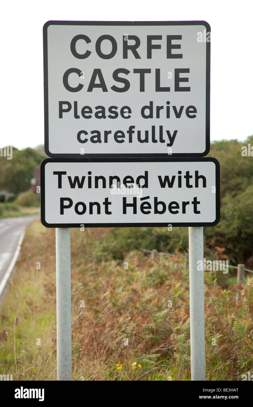 Grenze Schild darauf hinweist, dass Sie das Dorf Corfe Castle in the County of Dorset, UK eingeben Stockfoto