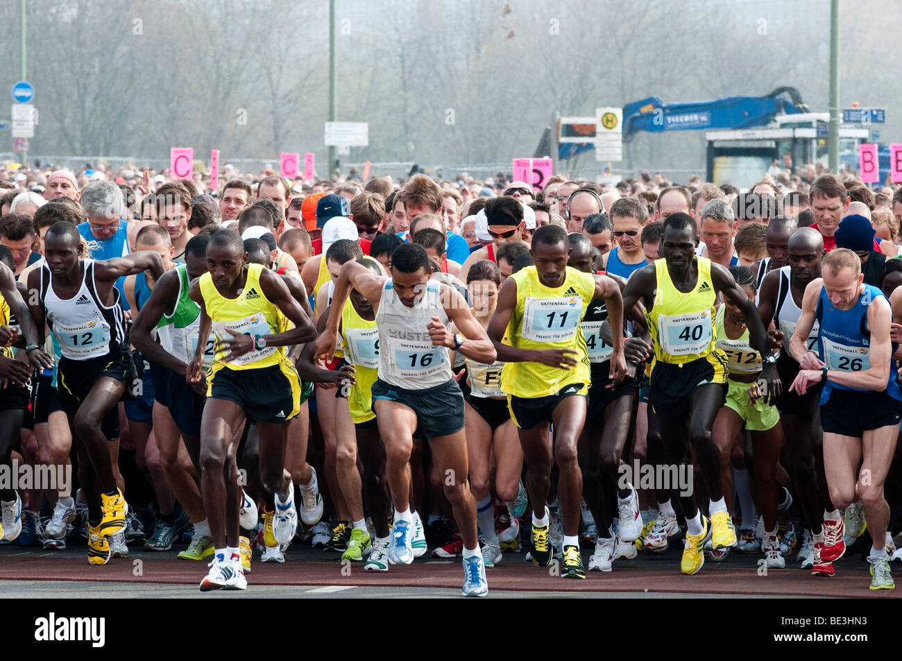 Sabrina Mockenhaupt, Mitte, zwischen den Zahlen 16 + 11, spätere Sieger für die Frauen, Bernard Kipyego aus Kenia, 5, links 16 Stockfoto