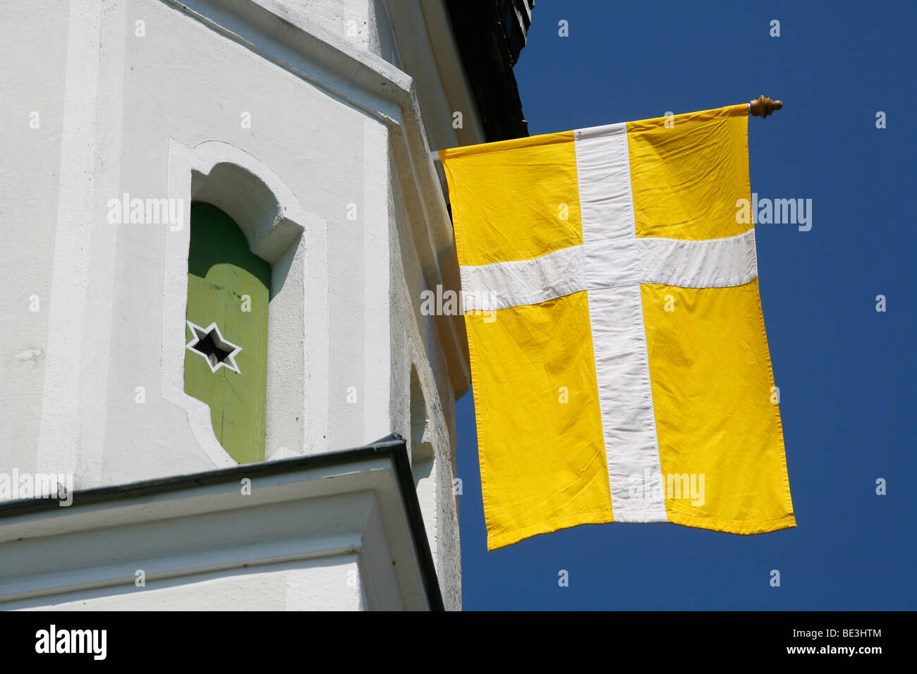 Flagge, Schimmelkapelle Kapelle, detail, Ascholding, Gemeinde Dietramszell, Landkreis Bad Tölz Wolfratshausen, Bayern, Deutschland Stockfoto
