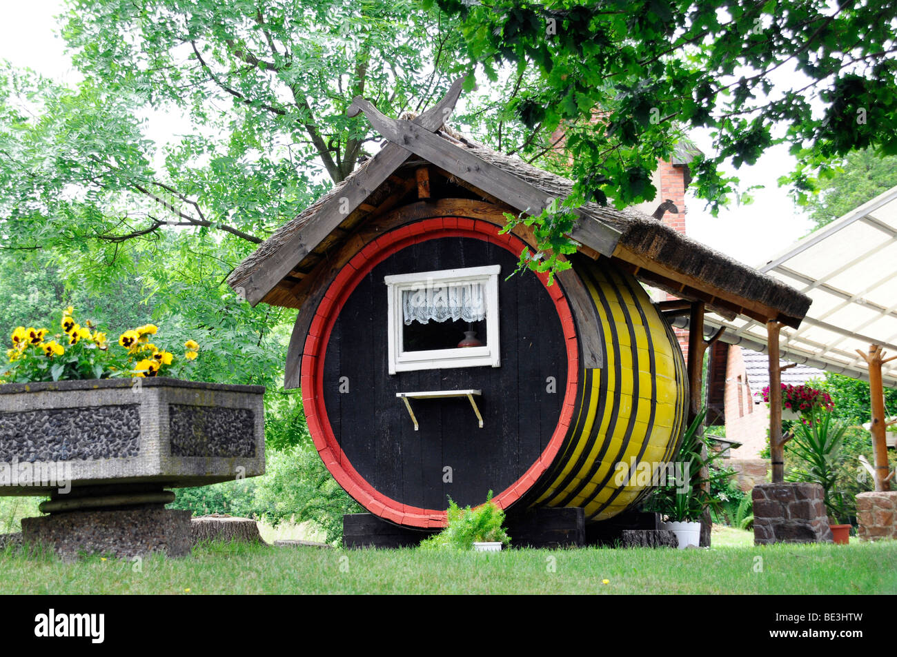 Konvertierte Gurke Faß, Sommerhaus, Spreewald, Lübbenau, Brandenburg, Deutschland, Europa Stockfoto