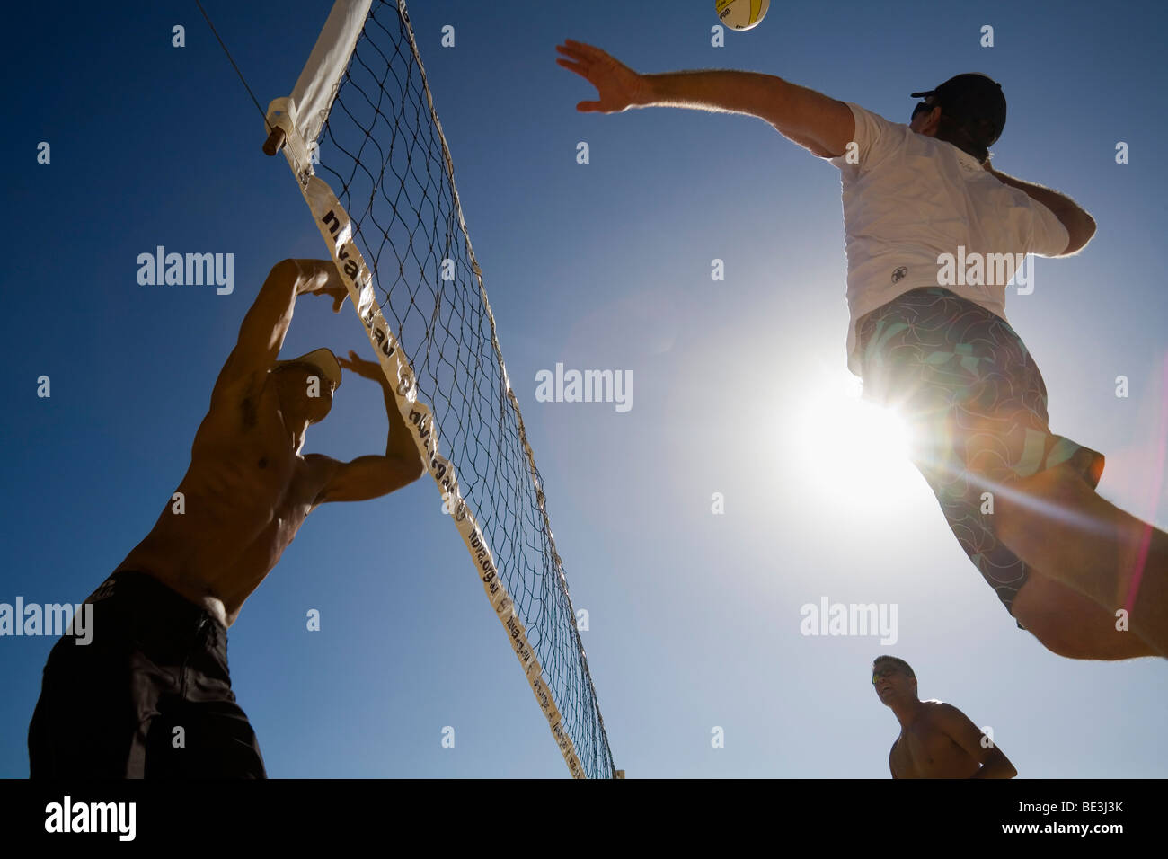 Ein Konkurrent spikes den Ball während eines Beach-Volleyball in Manly. Sydney, New South Wales, Australien Stockfoto