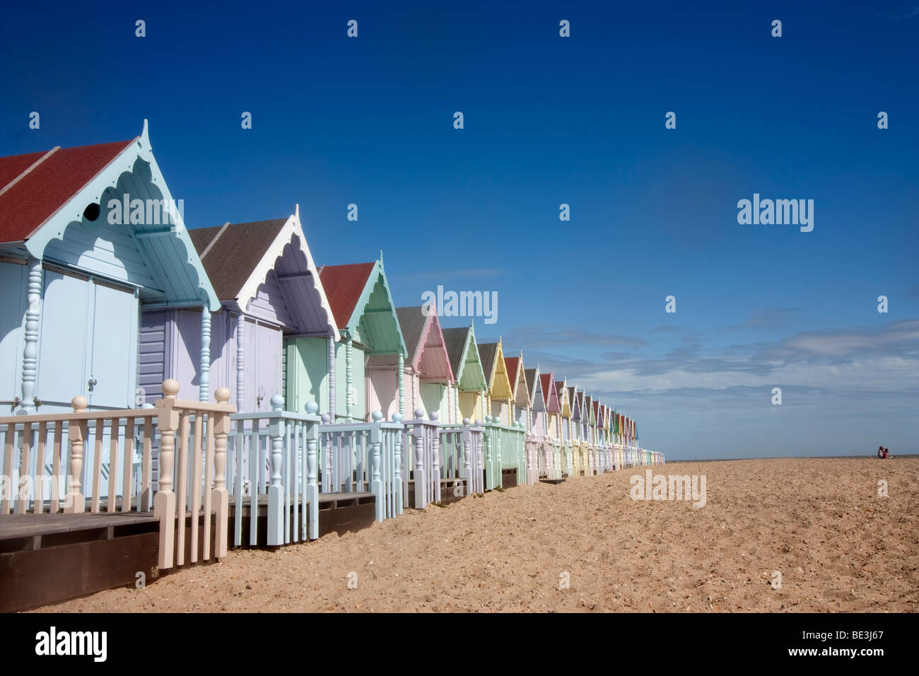 Strand Hütten in Mersea Essex im Sommer am Strand Stockfoto