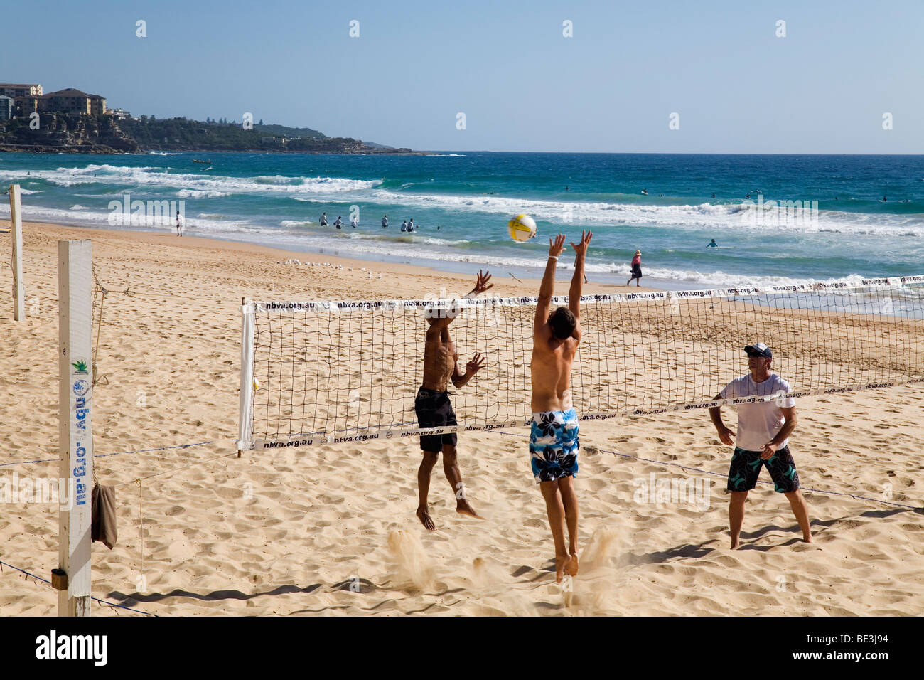 Strand-Volleyballers am Sandstrand von Manly Beach. Sydney, New South Wales, Australien Stockfoto