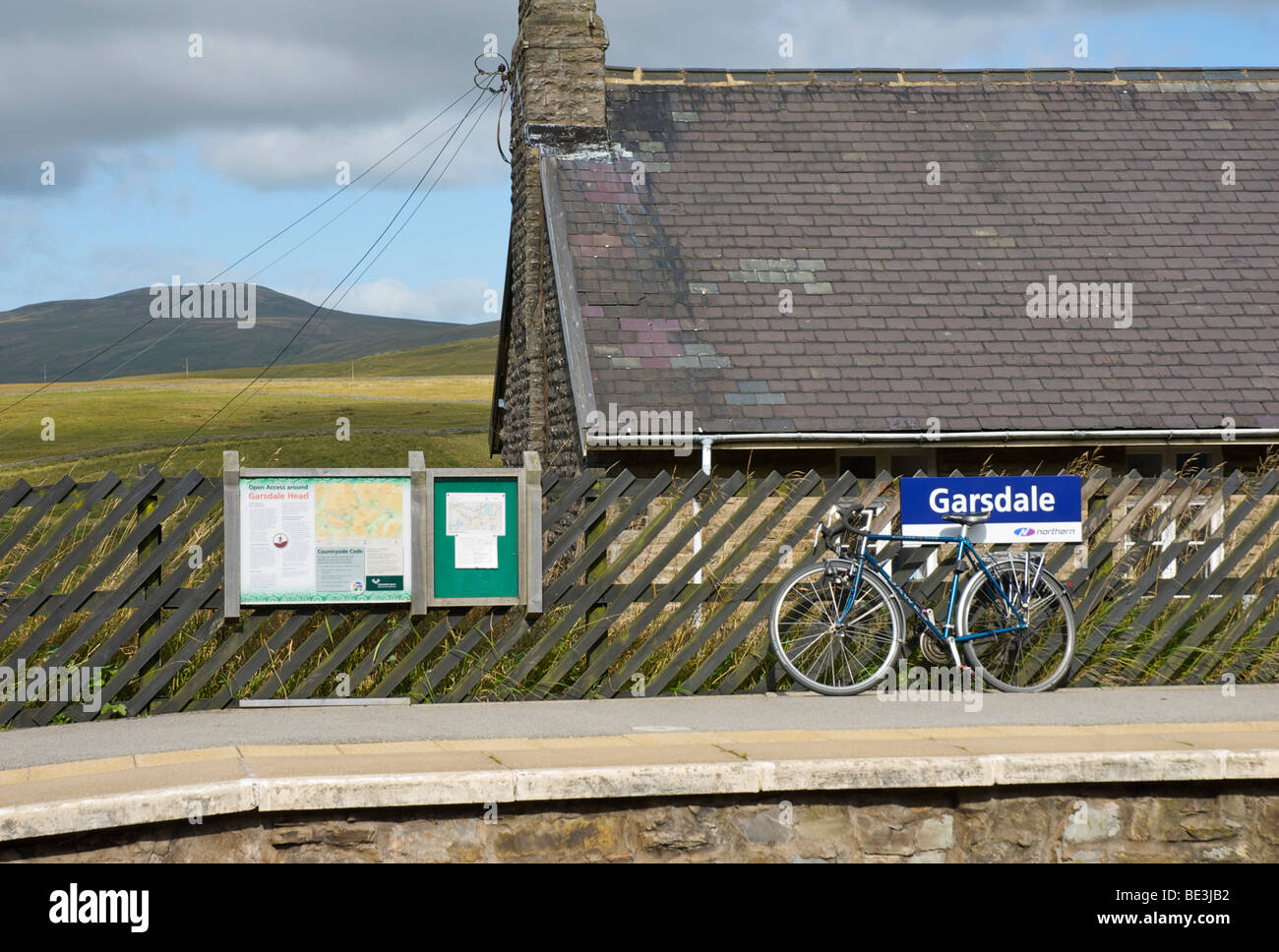 Fahrrad auf der Plattform von Garsdale Bahnhof an der Bahnstrecke Settle-Carlisle, Yorkshire Dales National Park, England UK Stockfoto