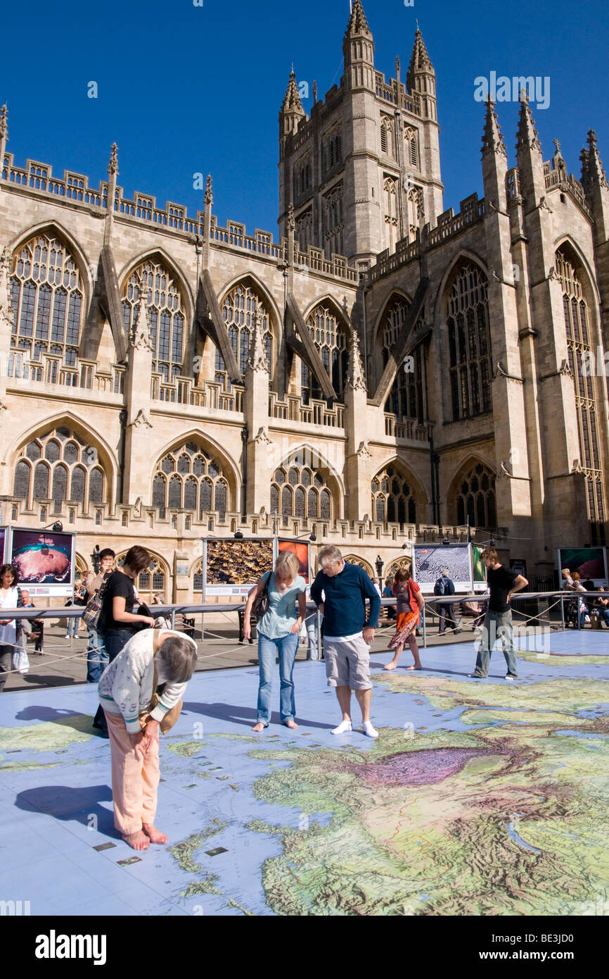 Touristen auf einer Karte von der Welt Bath England Stockfoto