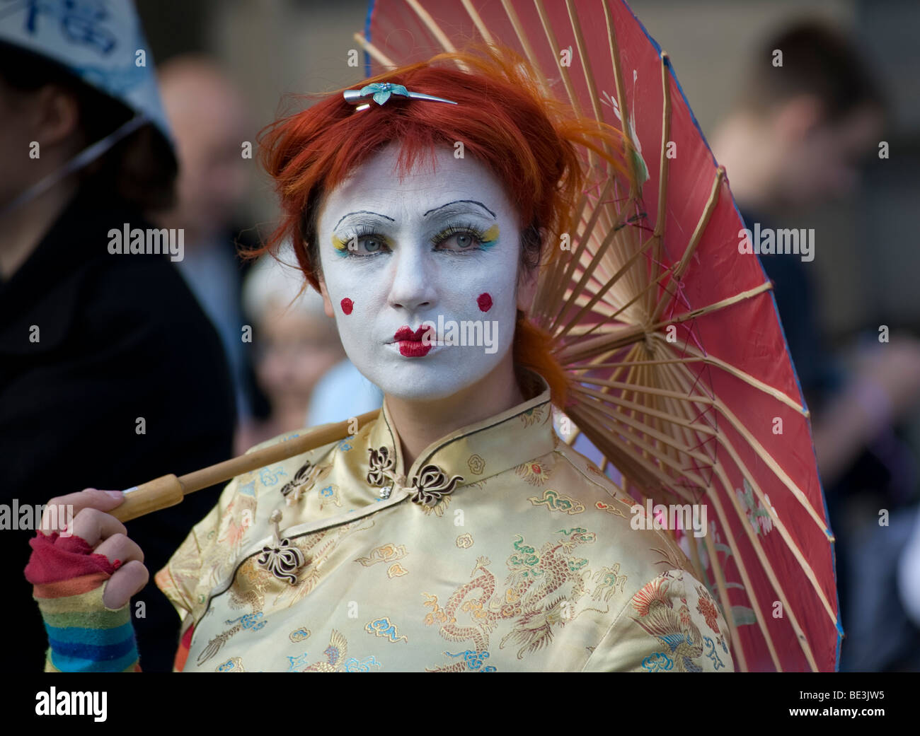 Straßenkünstler gekleidet wie eine Geisha an der Edinburgh Fringe Festival 2009, Schottland, UK Stockfoto