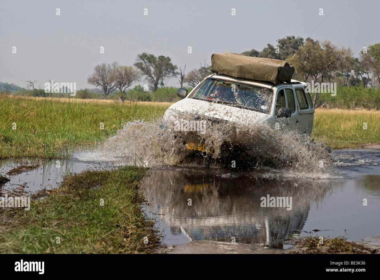 Allrad-Fahrzeug fahren durch Wasser, Moremi National Park Okavango Delta, Botswana, Afrika Stockfoto