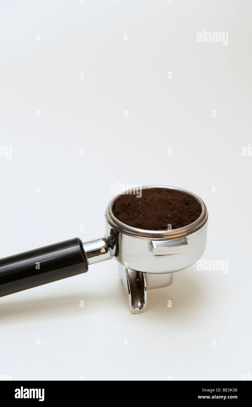 Professionelle Zubereitung von Espresso mit einer Espresso-Maschine: füllen den Filterhalter mit frisch gemahlenen Kaffee Stockfoto