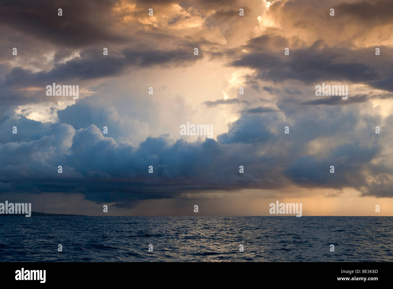 Sturm, Regenschauer und Gewitter über dem Meer Stockfoto