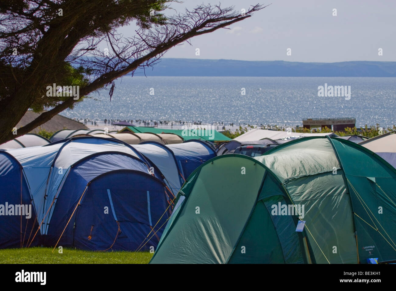 Einem belebten Campingplatz bei Croyde Bay, North Devon, England, UK Stockfoto