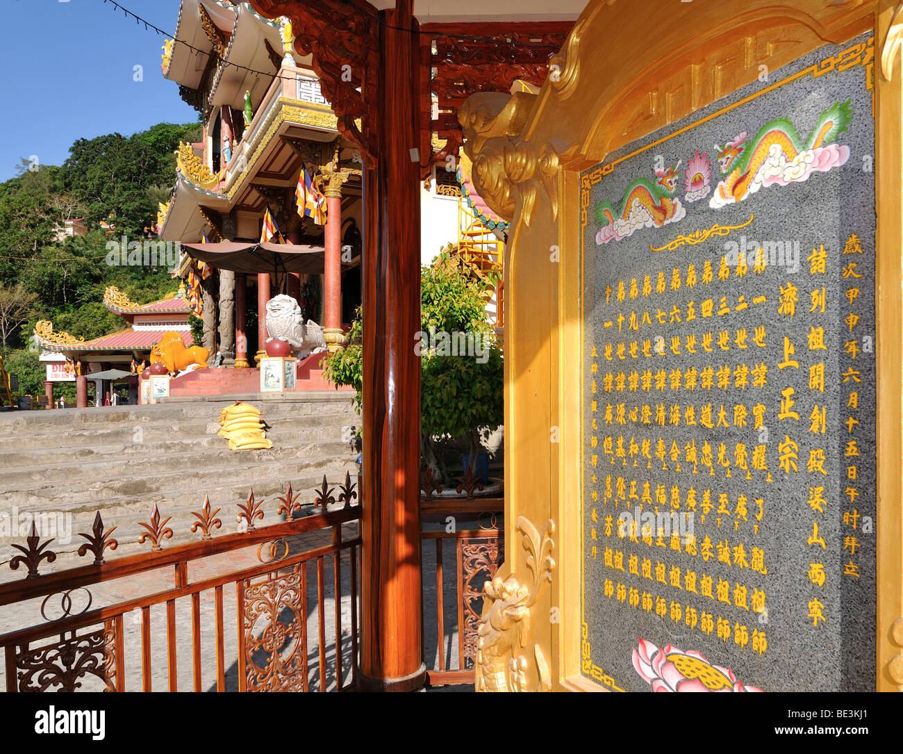 Zeichen auf das Heiligtum, Tempel auf dem Berg der schwarzen Frau, Vulkan Nui Ba Den, Tay Ninh, Vietnam, Asien Stockfoto