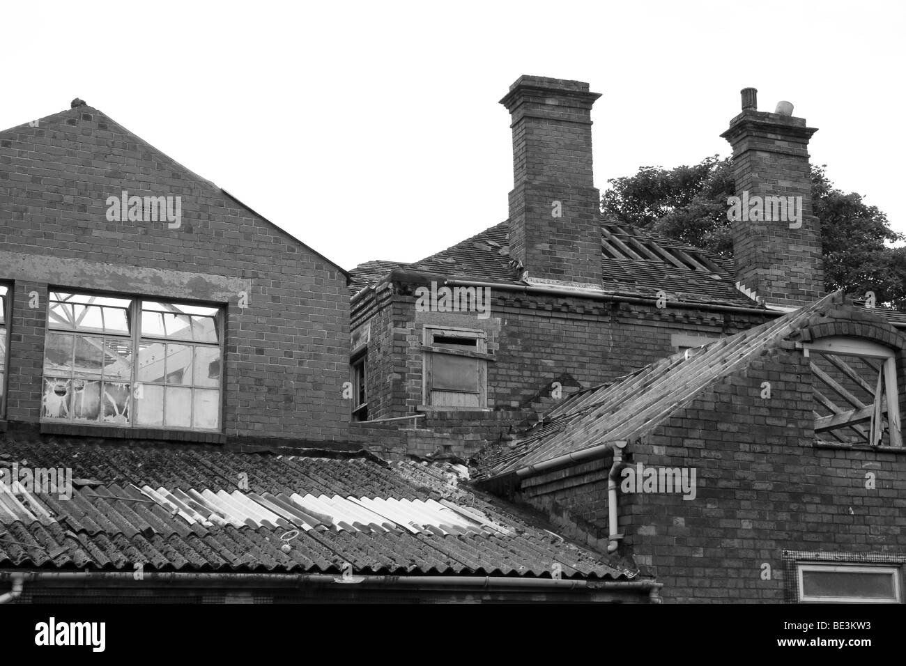 Verfallene Gebäude und Dach Stockfoto