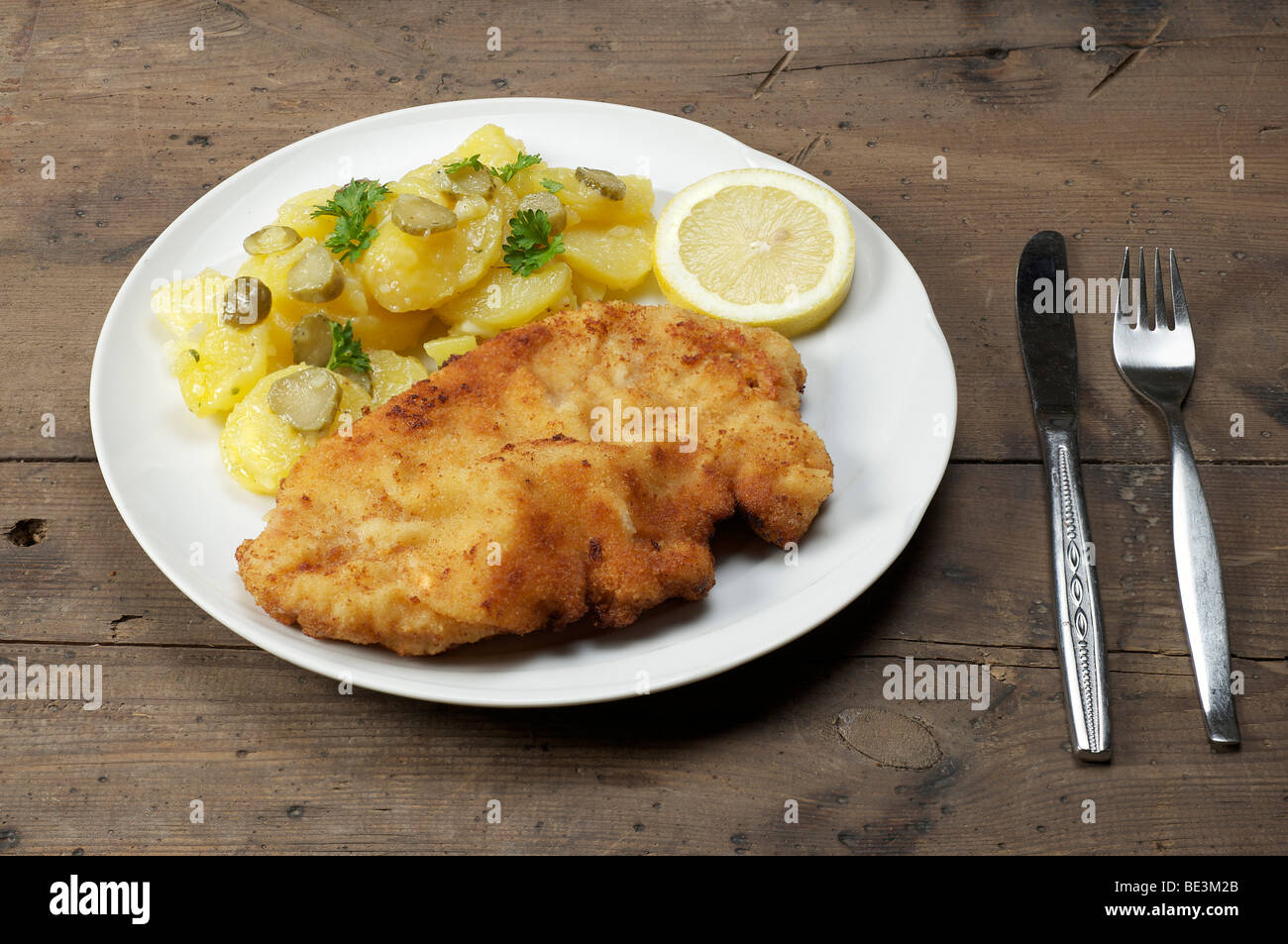 Putenschnitzel Wiener Art mit Kartoffelsalat Stockfotografie - Alamy