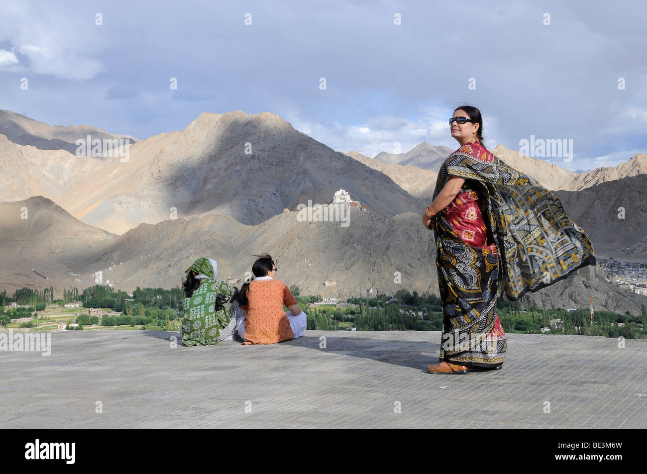 Indische Frau als Tourist in den Sommer Ferien über die Oase Leh, Ladakh, Indien, Himalaya, Asien Stockfoto
