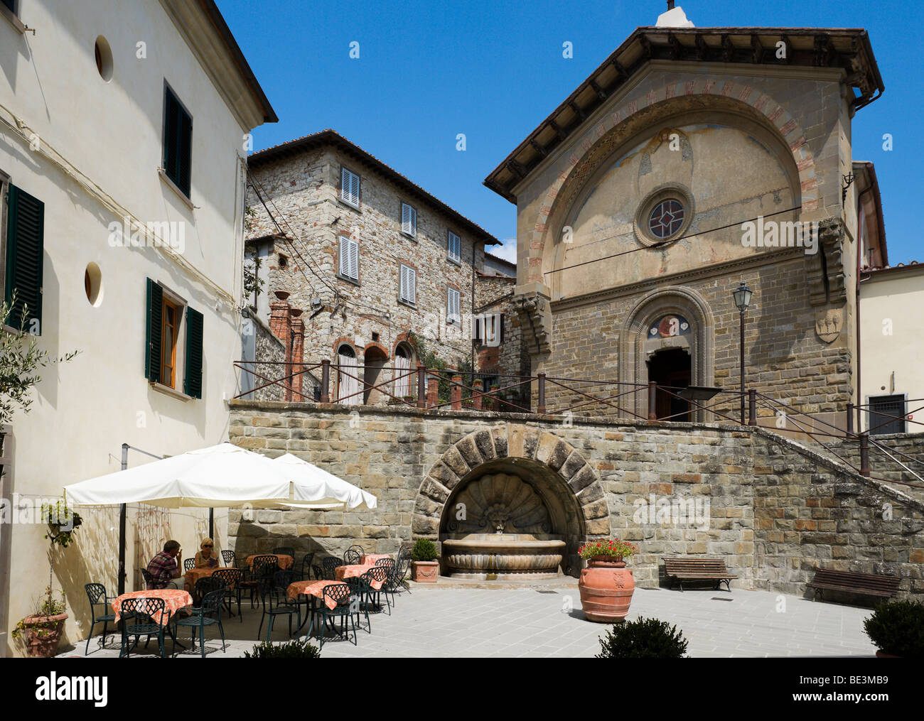 Kirche und Straßencafé im Piazza Ferrucci in der Mitte der alten Stadt von Radda in Chianti, Toskana, Italien Stockfoto
