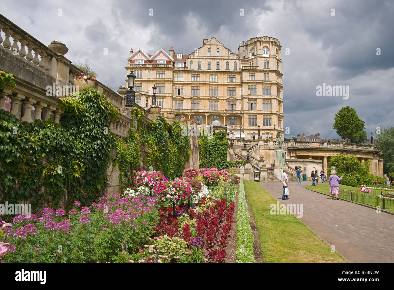 Parade der Gärten, Bad, Blick auf Abbey Hotel, Somerset, Cotswolds, England, Juli 2009 Stockfoto