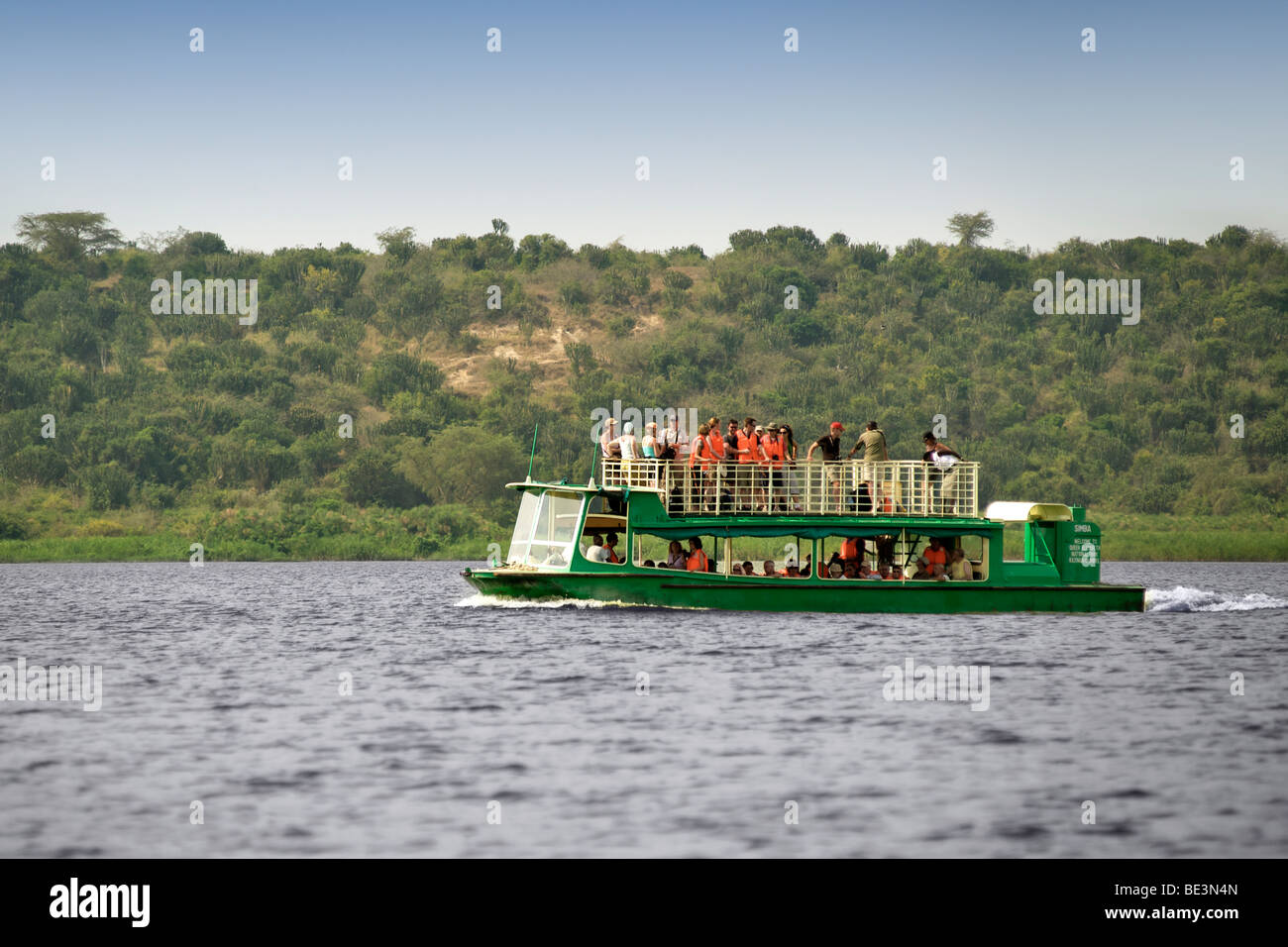 Touristenboot auf der Hütte-Kanal in Queen Elizabeth National Park im Westen Ugandas. Stockfoto