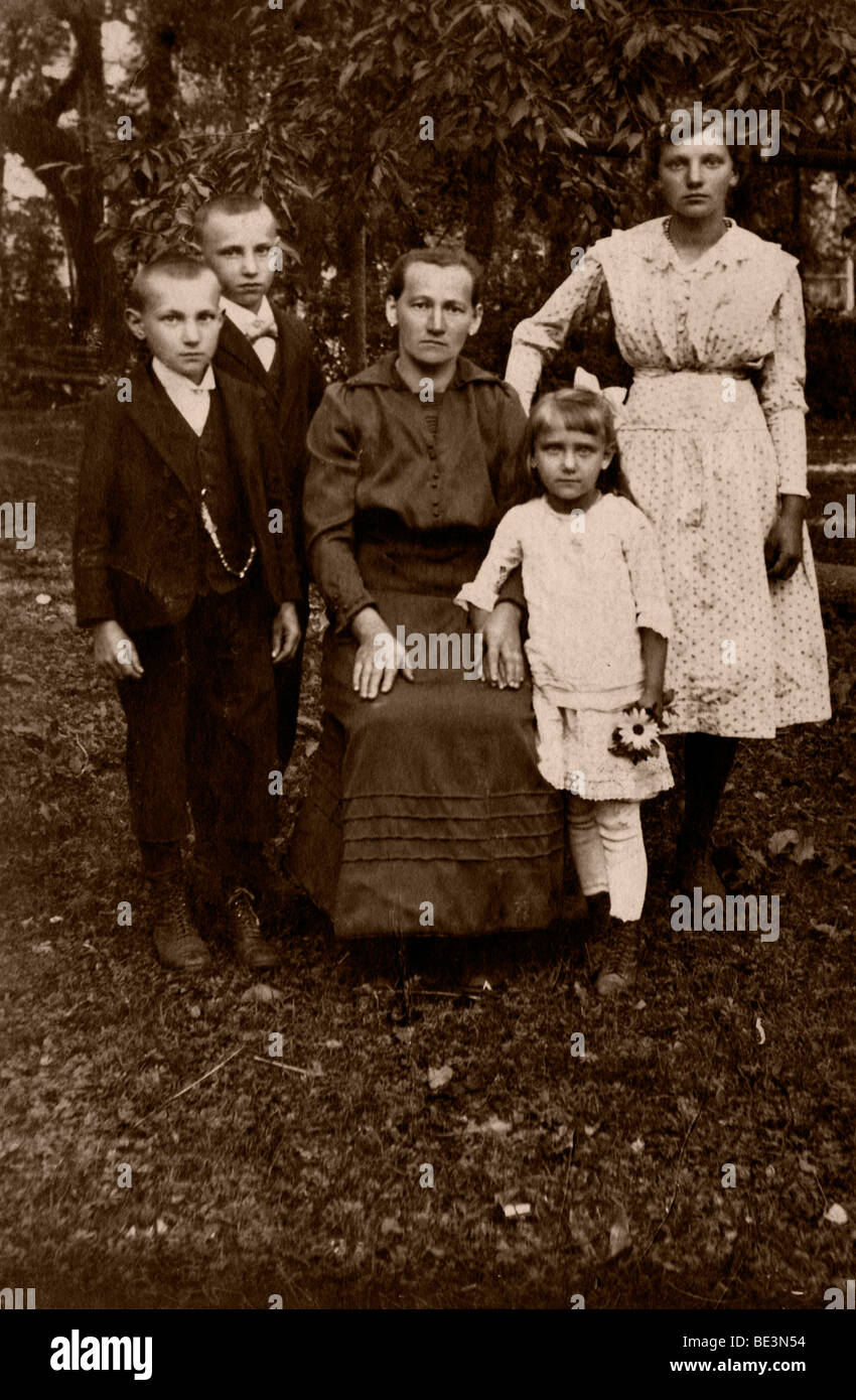 Mutter mit ihren Kindern, historische Aufnahme, 1919 Stockfoto