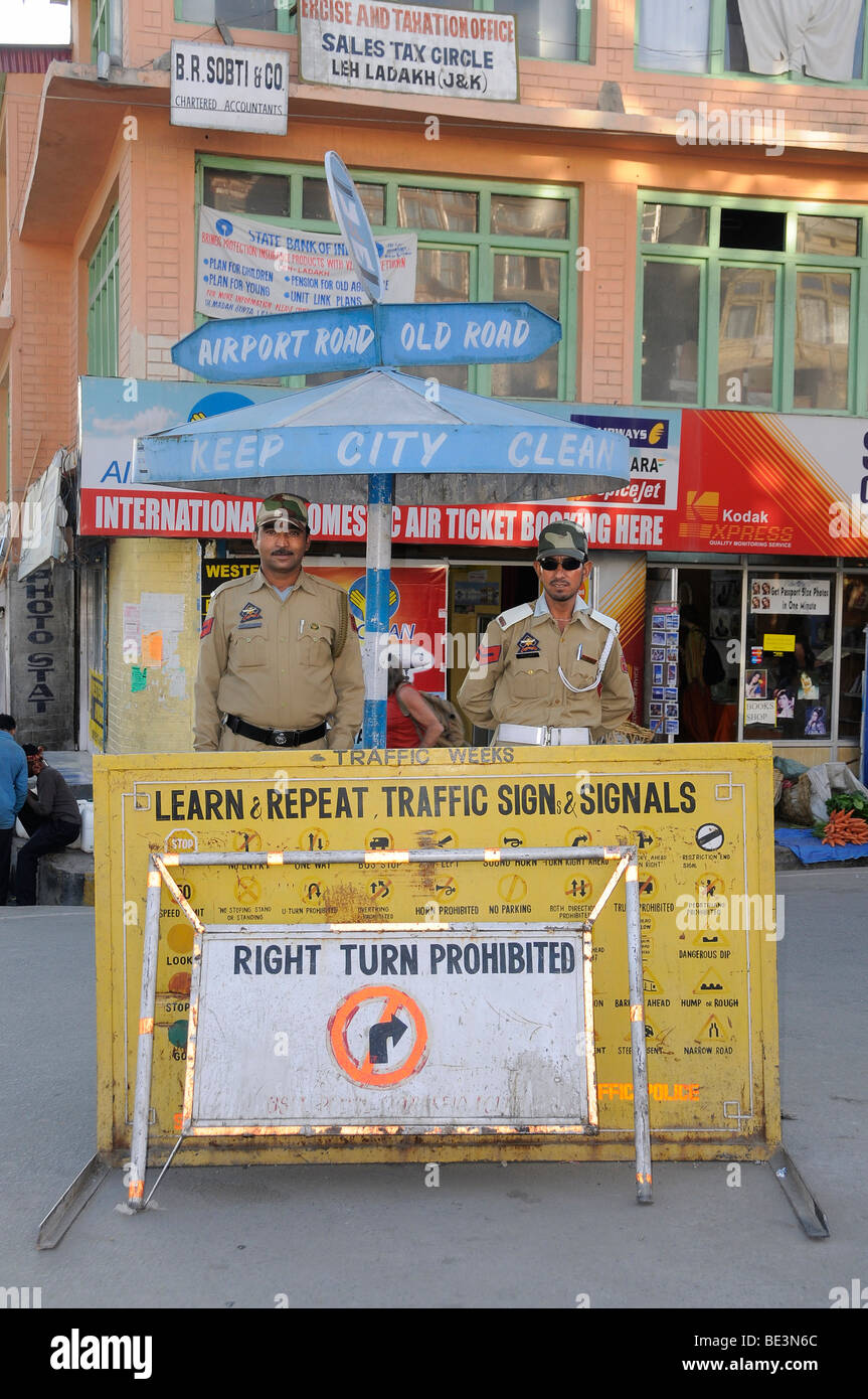 Leh, Ladakh, Nordindien Verkehr kontrollieren in Leh an einer Straßenkreuzung von der Polizei, Ladakh, Nord-Indien, dem Himalaya, Ind Stockfoto
