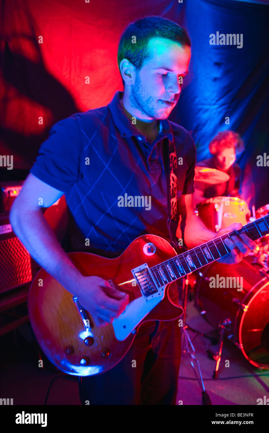 Junge Musiker der Band shakin "Revolution geben ihr erstes Konzert im Untergeschoss, in Deutschland, in Europa Stockfoto