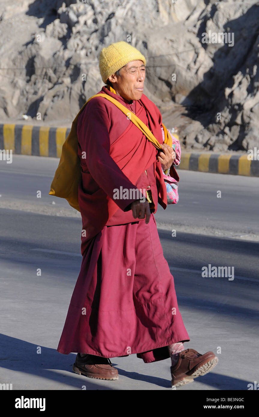 Buddhistischer Mönch auf dem Weg nach Hause auf den Bus Platz in Leh, Ladakh, Nord-Indien, Himalaya, Indien Stockfoto
