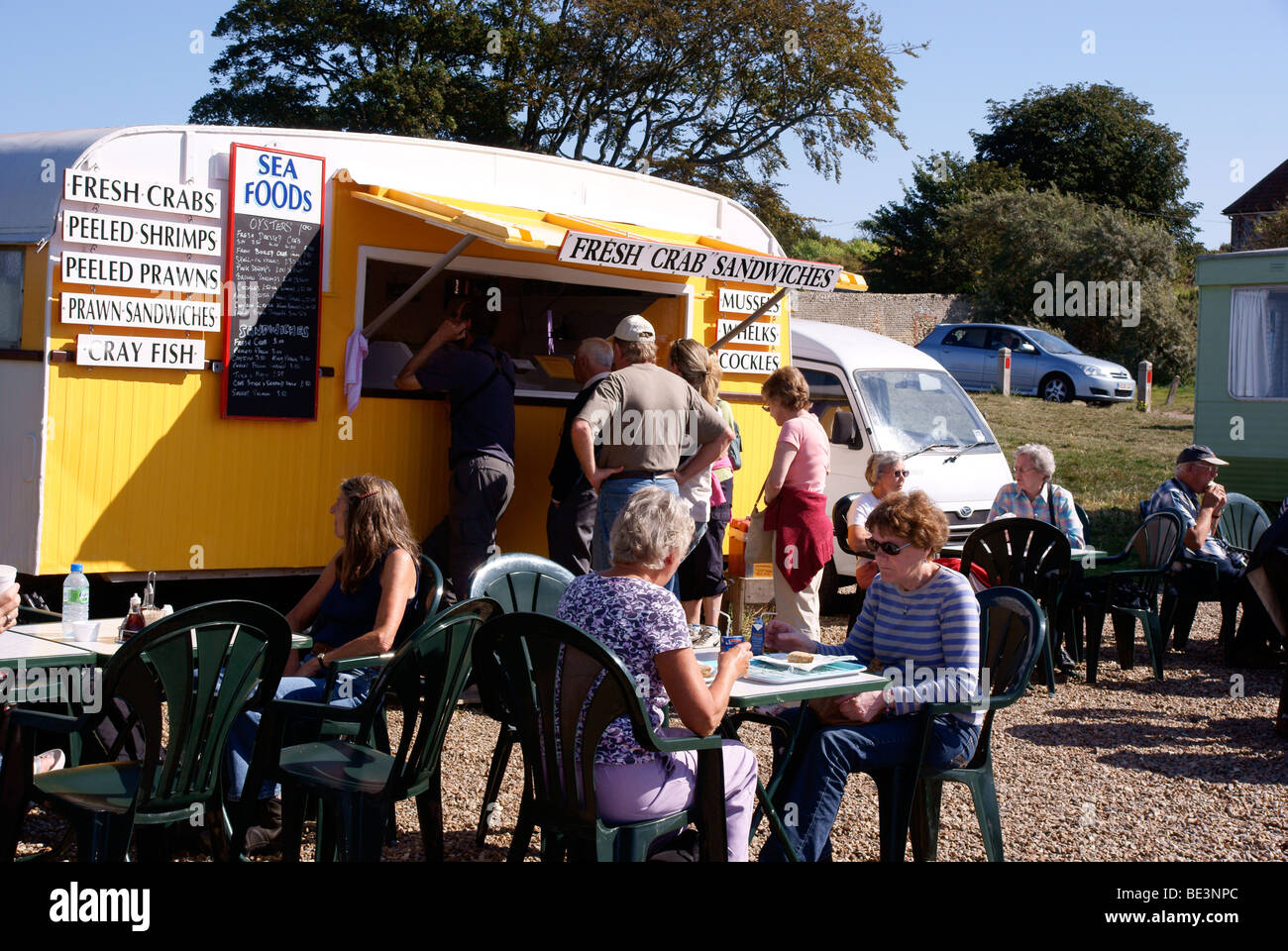 Genießen Sie einen Krabbe-Sandwich aus dem frischen Fisch und Meeresfrüchte Stall am Blakeney Quay Stockfoto