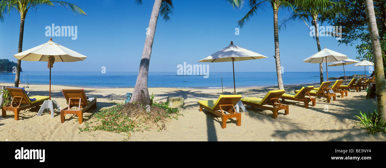 Sandstrand, Liegestühle, Nang Thong Strand, Khao Lak, Andamanensee, Thailand, Asien Stockfoto
