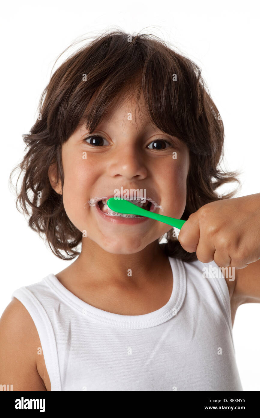 Kleiner Junge ist seine Zähne mit der Zahnbürste putzen. Stockfoto